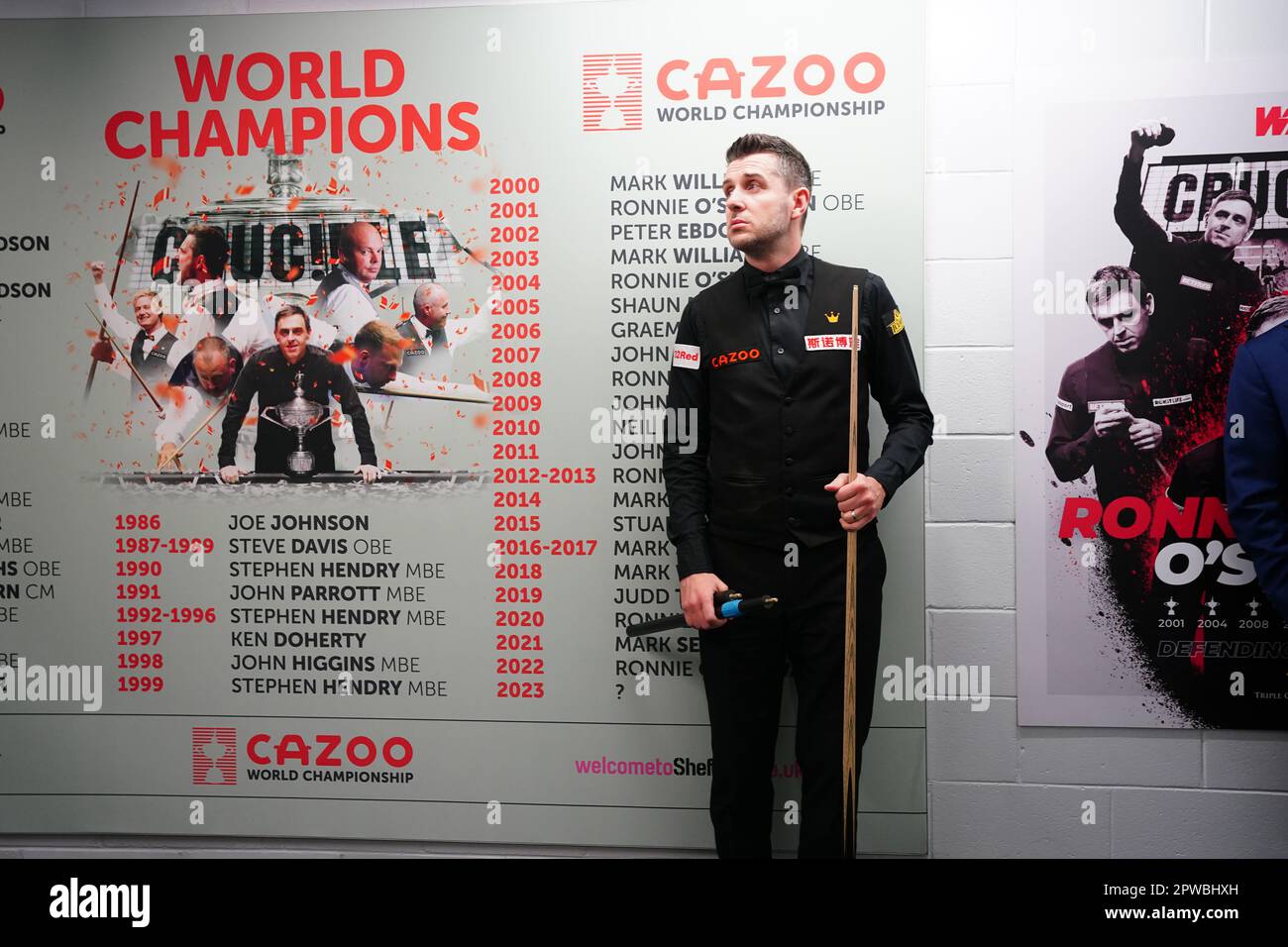 Mark Selby attend de jouer à Mark Allen (non représenté) le quinze jour du Championnat du monde de Snooker de Cazoo au Crucible Theatre, Sheffield. Date de la photo: Samedi 29 avril 2023. Banque D'Images