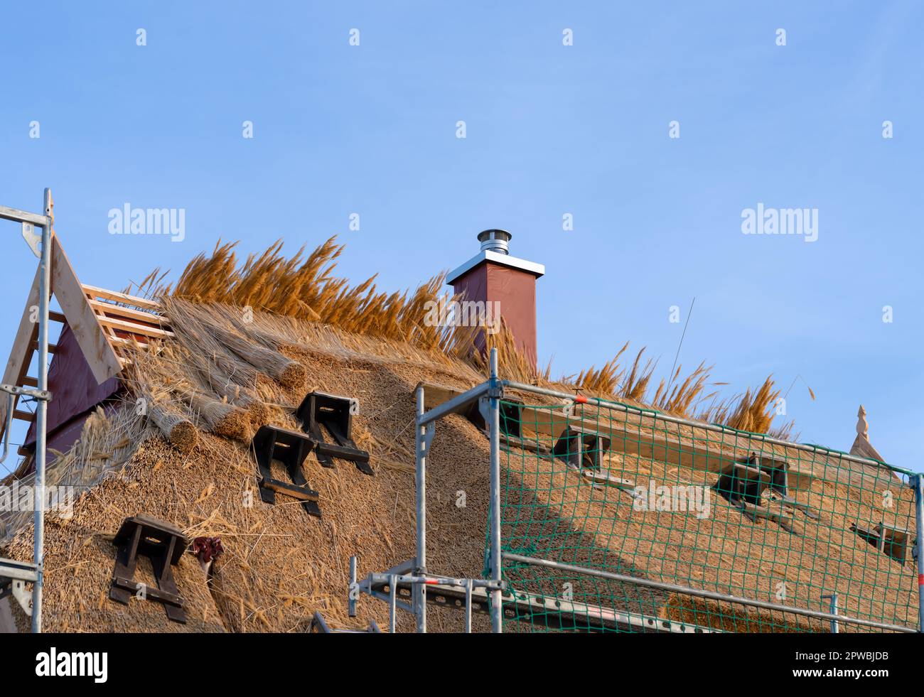 Rethatching de toits de chaume à Drankse, mer Baltique, île de Rügen Banque D'Images