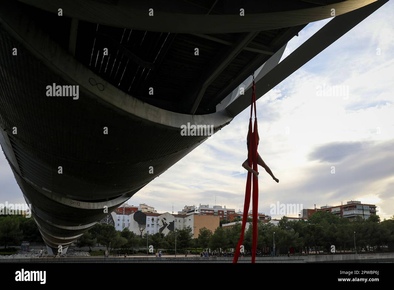 Malgré les températures élevées de l'après-midi, une jeune femme s'entraîne et fait des exercices au parc de Madrid Rio. En raison des températures élevées que Madrid subit ces jours-ci, le Conseil municipal a présenté à ce vendredi, 28 avril, l'ouverture de la soi-disant plage de Madrid Río dans le quartier d'Arganzuela (jets d'eau). En outre, toutes les fontaines publiques ont été ouvertes pour boire de l'eau potable, dans la ville il y en a 2 116. Banque D'Images