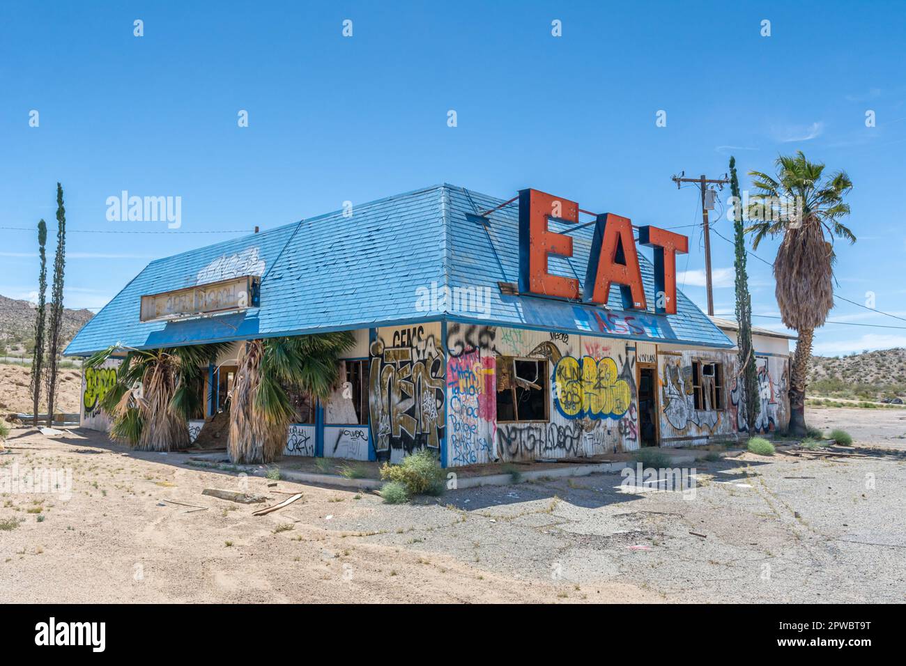 La sortie Halloran Springs sur l'I-15 entre Los Angeles et Las Vegas n'offre rien d'autre qu'une station-service abandonnée et ce restaurant. Banque D'Images