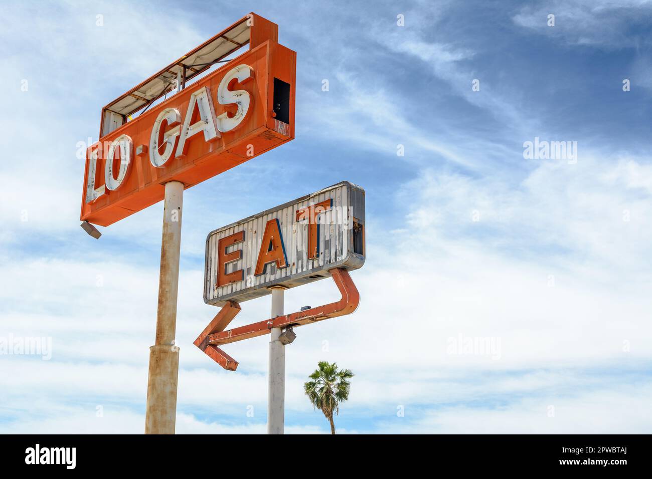 La sortie Halloran Springs sur l'I-15 entre Los Angeles et Las Vegas n'offre rien d'autre qu'une station-service et un restaurant abandonnés. Banque D'Images