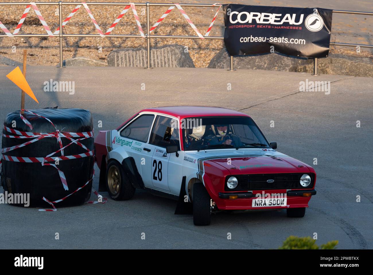 Nick Beddoes faisant la course d'une Ford Escort Mk2 en compétition dans le Corbeau Seats Rally sur le front de mer à Clacton, Essex, Royaume-Uni. Andrew Sankey, co-pilote Banque D'Images