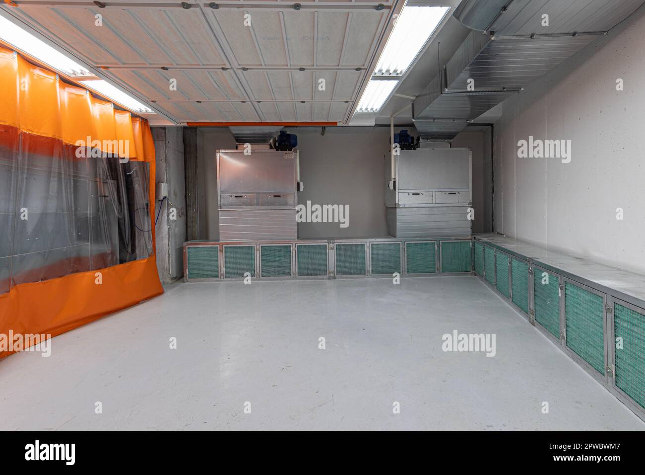 Concept de service de voiture. Armoire à peinture par pulvérisation pour la peinture de carrosserie ou de véhicules ou de pièces dans un poste de réparation de voitures. Poste de réparation de cabine de peinture. Banque D'Images