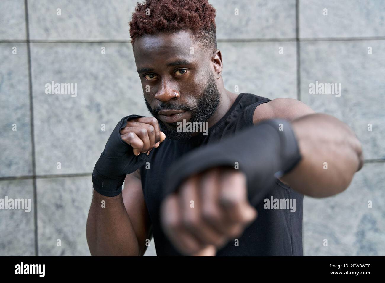 Fort confiant, jeune boxeur boxeur noir prêt pour le combat. Banque D'Images