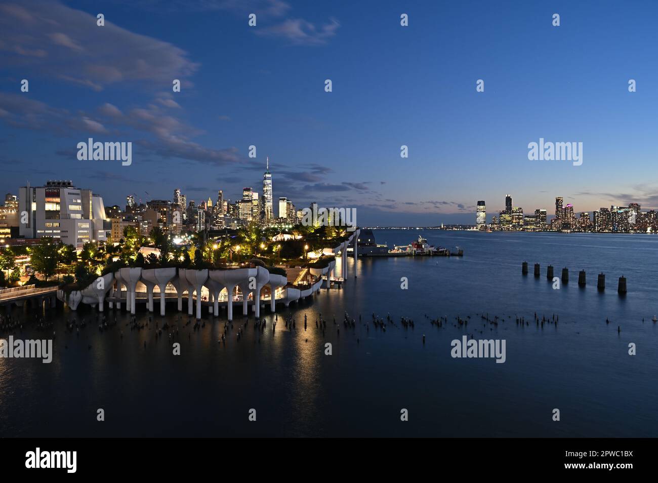 Little Island et l'Hudson River au crépuscule depuis le Pier 57 Rooftop Park, avec le centre-ville de Manhattan et Jersey City en arrière-plan. Manhattan, New York. Banque D'Images