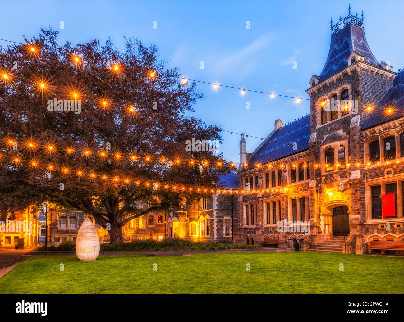 Susnet lumineux s'illumine sur la pelouse verte de la cour intérieure dans le quartier historique public du centre-ville de Christchurch. Banque D'Images