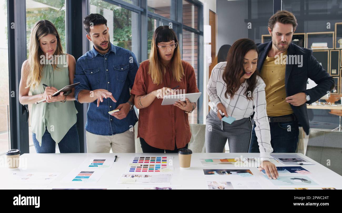 En définissant leur plan ambitieux et audacieux. un groupe de concepteurs remue-méninges dans un bureau. Banque D'Images