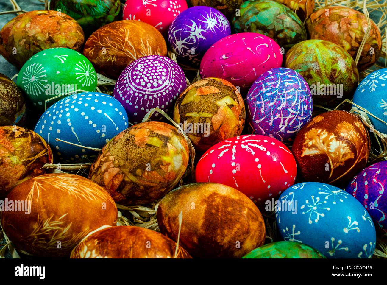 Œufs de Pâques teints naturellement avec des peaux d'oignon et d'autres colorants naturels Banque D'Images