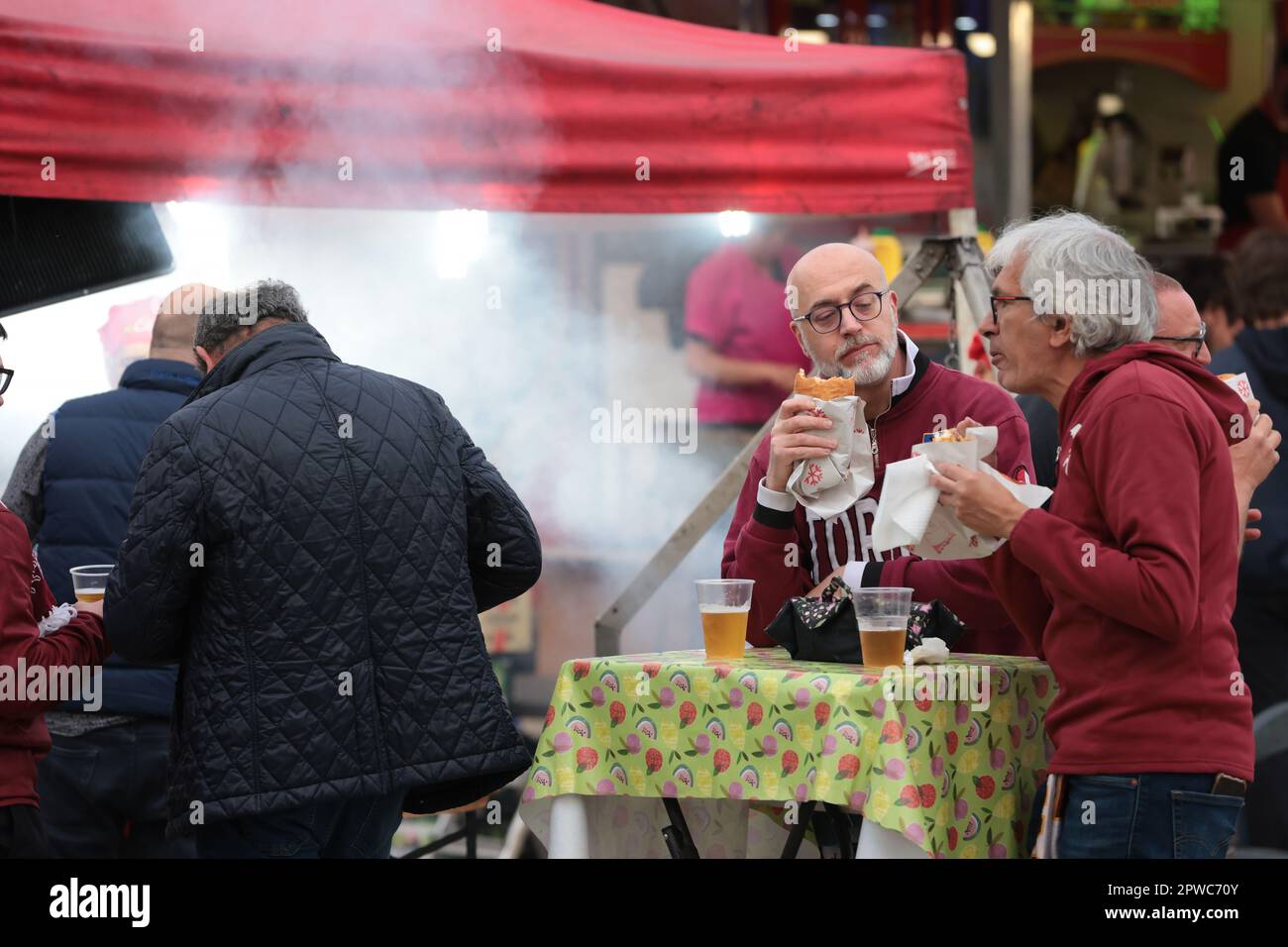 Turin, Italie, le 29th avril 2023. Les fans mangent de la nourriture de rue à l'extérieur du stade avant le match de la série A au Stadio Grande Torino, Turin. Le crédit photo devrait se lire: Jonathan Moscrop / Sportimage Banque D'Images