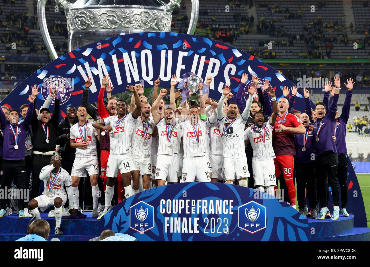 Saint Denis, France. 29th avril 2023. Le capitaine Brecht Dejaegere de Toulouse fête avec ses coéquipiers lors de la cérémonie du trophée suivant le match de football de la finale 2023 de la coupe française entre le FC Nantes et le FC Toulouse (TFC, Tefece) sur 29 avril 2023 au Stade de France à Saint-Denis près de Paris, France - photo Jean Catuamy/DPPI crédit: DPPI Media/Alffe Live News Banque D'Images