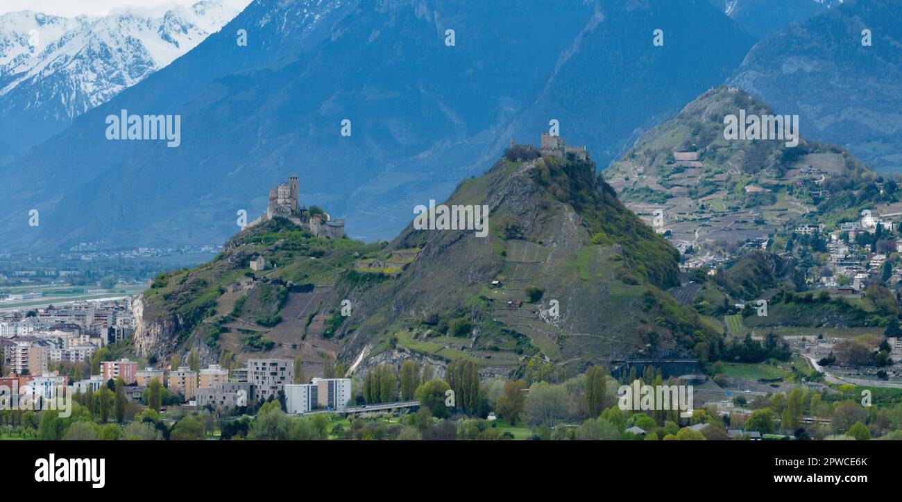 Sion Suisse a également appelé Sitten avec le château de Valere et le château de Tourbillon Banque D'Images