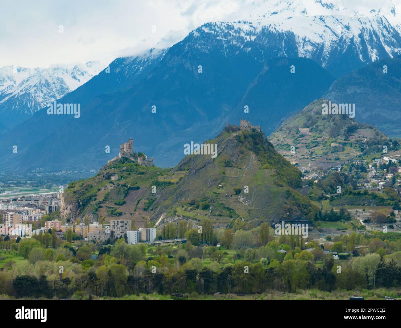 Sion Suisse a également appelé Sitten avec le château de Valere et le château de Tourbillon Banque D'Images