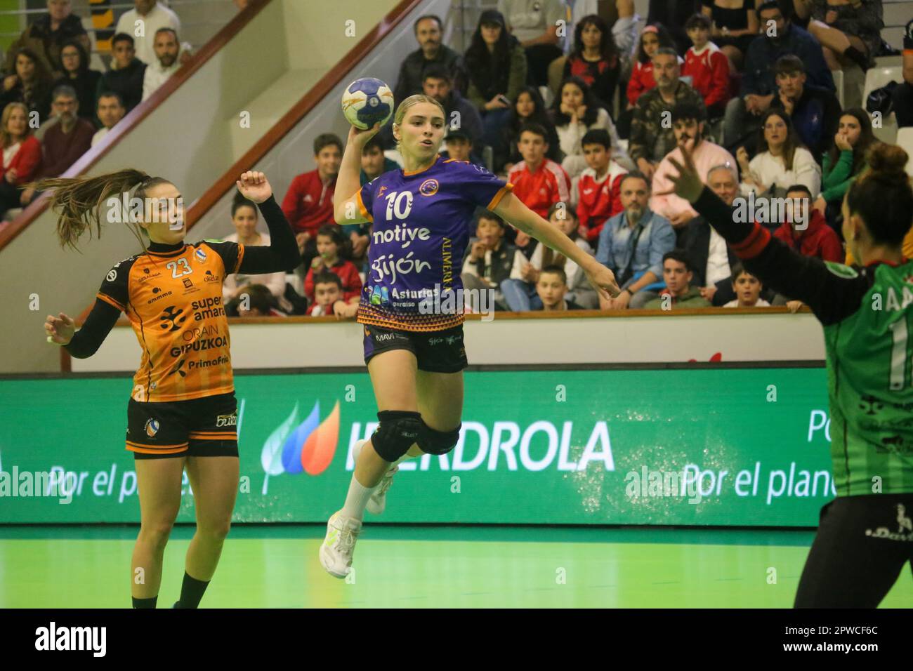 Gijon, Asturies, Espagne. 28th avril 2023. Gijon, Espagne, 28th avril 2023 : Le joueur de Motive.co Gijon, Maria Gonzalez (10), tire sur le but pendant la première partie de la quart de finale de la phase finale de la Ligue Iberdrola 2022-23 entre Motive.co Gijon et la Super Amara Bera, sur 28 avril 2023, au Pavillon sportif de la Arena, à Gijon, en Espagne. (Credit image: © Alberto Brevers/Pacific Press via ZUMA Press Wire) USAGE ÉDITORIAL SEULEMENT! Non destiné À un usage commercial ! Banque D'Images