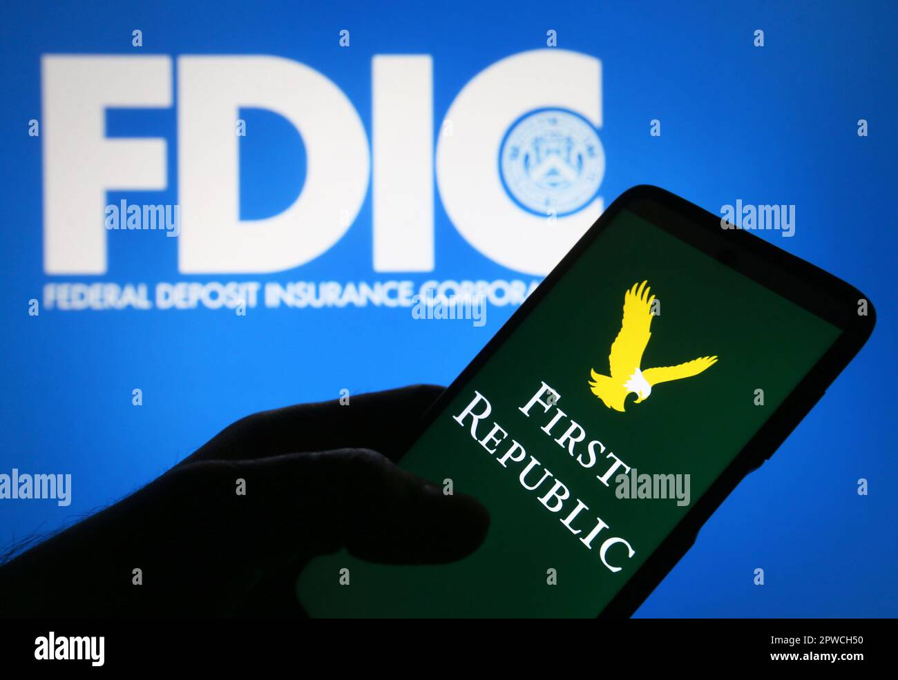 Ukraine. 29th avril 2023. Dans cette illustration, le logo de la First Republic Bank est visible sur un smartphone et le logo de la Federal Deposit Insurance Corporation (FDIC) sur un écran d'ordinateur. Crédit : SOPA Images Limited/Alamy Live News Banque D'Images