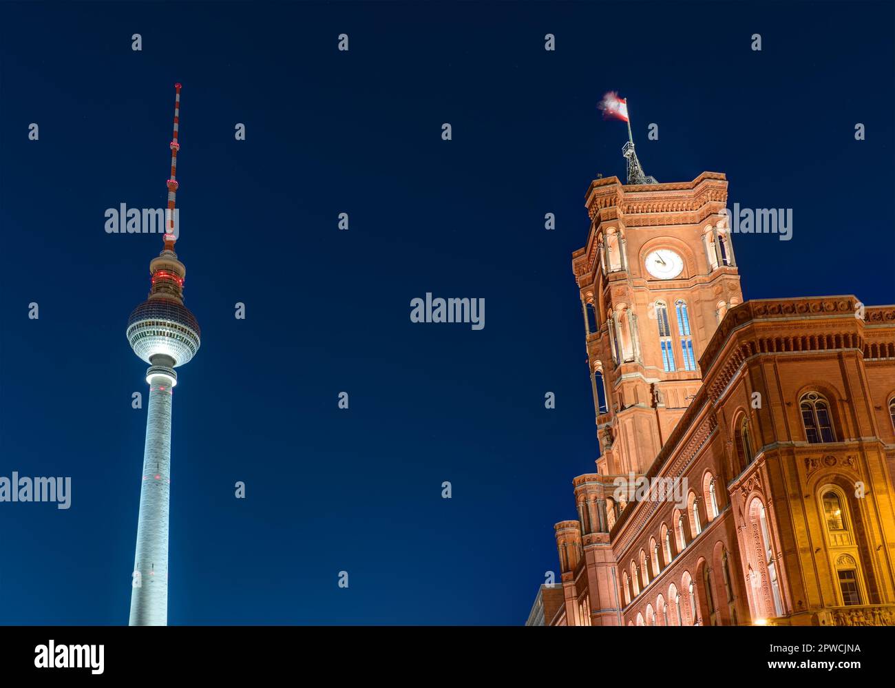 Hôtel de ville et tour de télévision à Berlin la nuit Banque D'Images
