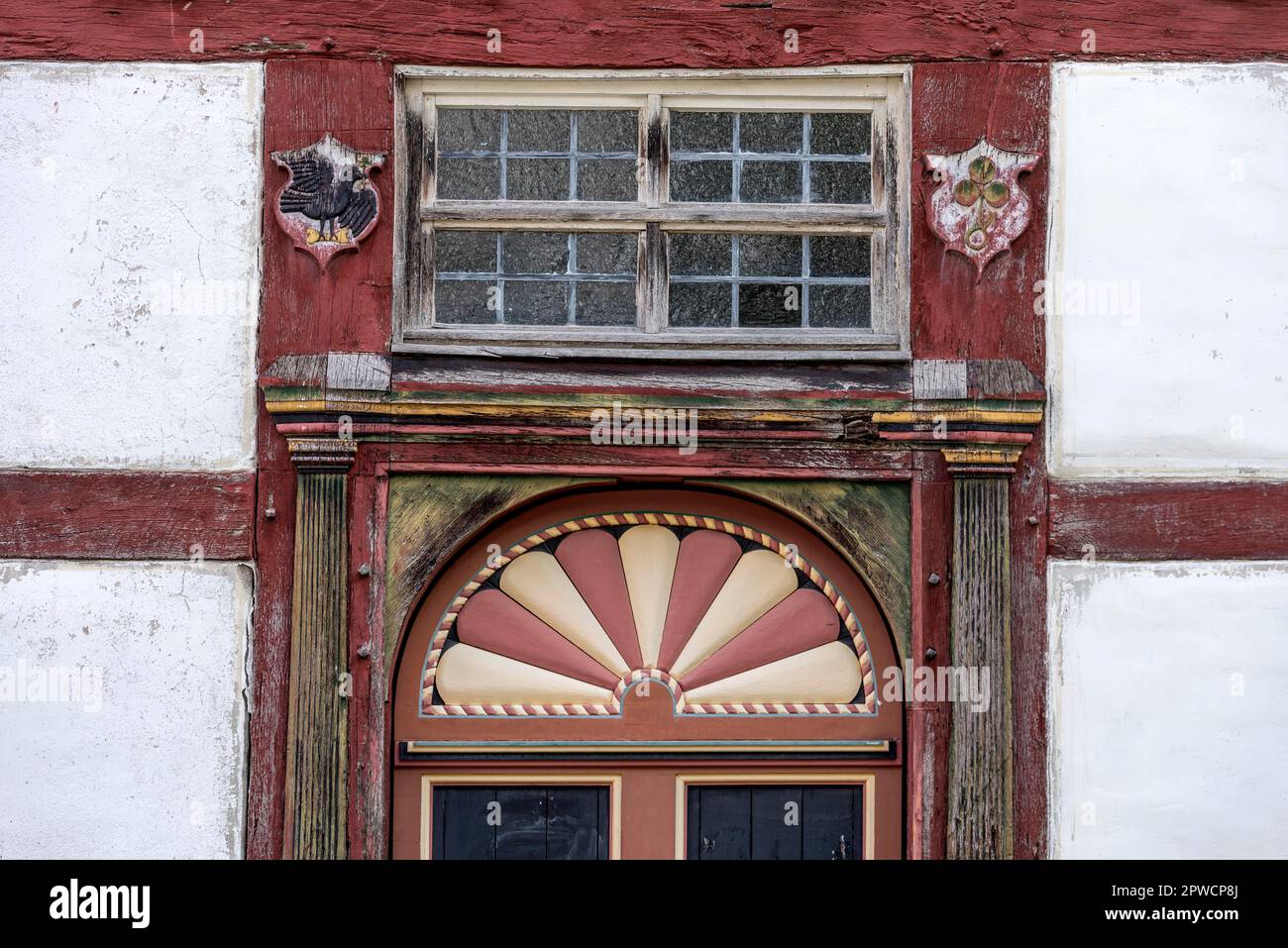 Porte d'entrée, porte d'entrée en bois avec sculptures peintes, maison officielle de Hungen, maison historique à colombages, musée en plein air de Hessenpark Banque D'Images