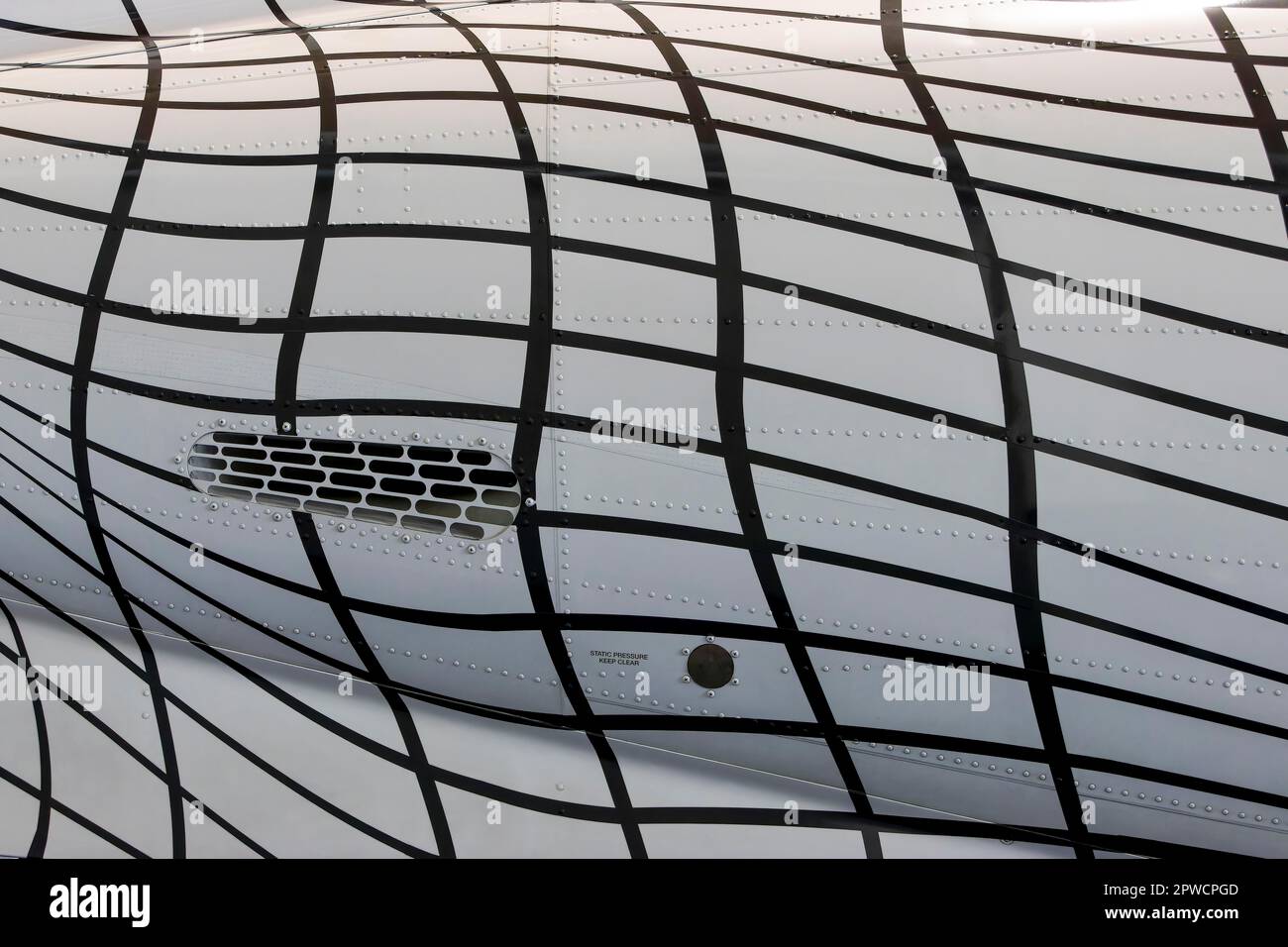 Avion de tourisme en blanc avec des lignes noires incurvées à damier, Friedrichshafen, Bade-Wurtemberg, Allemagne Banque D'Images