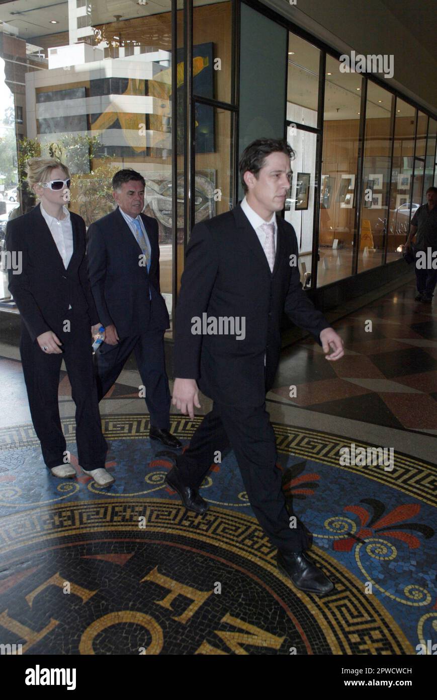 Samuel Johnson arrivant au palais de justice du Downing Centre de Sydney avec sa petite amie Sarah Hallam. Johnson, l’ancienne star de « la vie de nous », 29 ans, a échappé à toute condamnation pour une agression ivre dans laquelle il a eu le ventre d’un homme. L’attaque, qui s’est produite au bar Astral sur le toit, au 17th étage du casino Star City de 1 septembre 2007, a vu Johnson frapper à plusieurs reprises son collègue de bar, patron Ben Benson, puis se faire un pied sur la tête de Benson pendant qu’il se trouvait sur le sol. Au moment de l'attaque, Johnson était traité pour dépression à la suite du suicide de sa partenaire Lainie Woodlands en février 2006 Banque D'Images