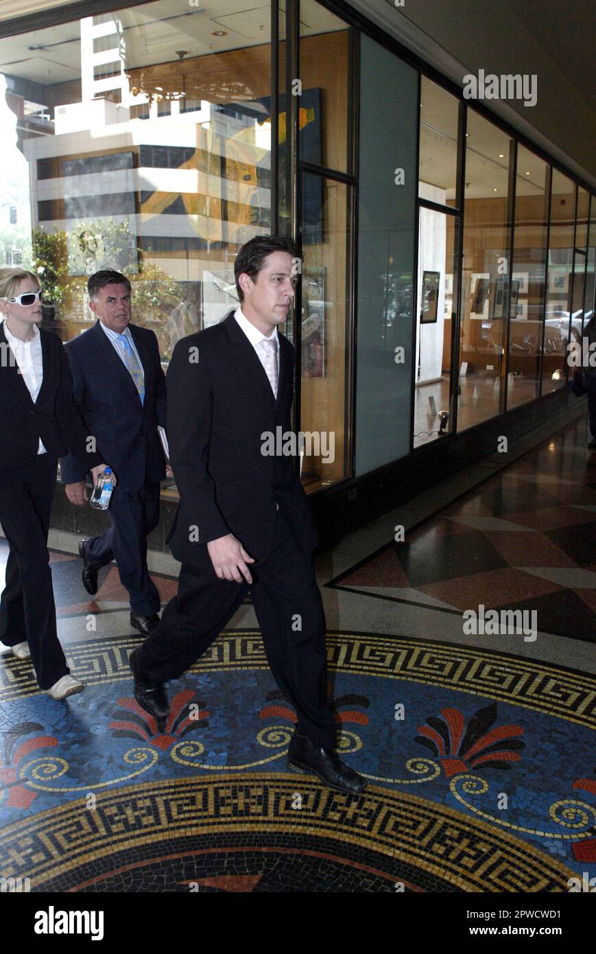 Samuel Johnson arrivant au palais de justice du Downing Centre de Sydney avec sa petite amie Sarah Hallam. Johnson, l’ancienne star de « la vie de nous », 29 ans, a échappé à toute condamnation pour une agression ivre dans laquelle il a eu le ventre d’un homme. L’attaque, qui s’est produite au bar Astral sur le toit, au 17th étage du casino Star City de 1 septembre 2007, a vu Johnson frapper à plusieurs reprises son collègue de bar, patron Ben Benson, puis se faire un pied sur la tête de Benson pendant qu’il se trouvait sur le sol. Au moment de l'attaque, Johnson était traité pour dépression à la suite du suicide de sa partenaire Lainie Woodlands en février 2006 Banque D'Images