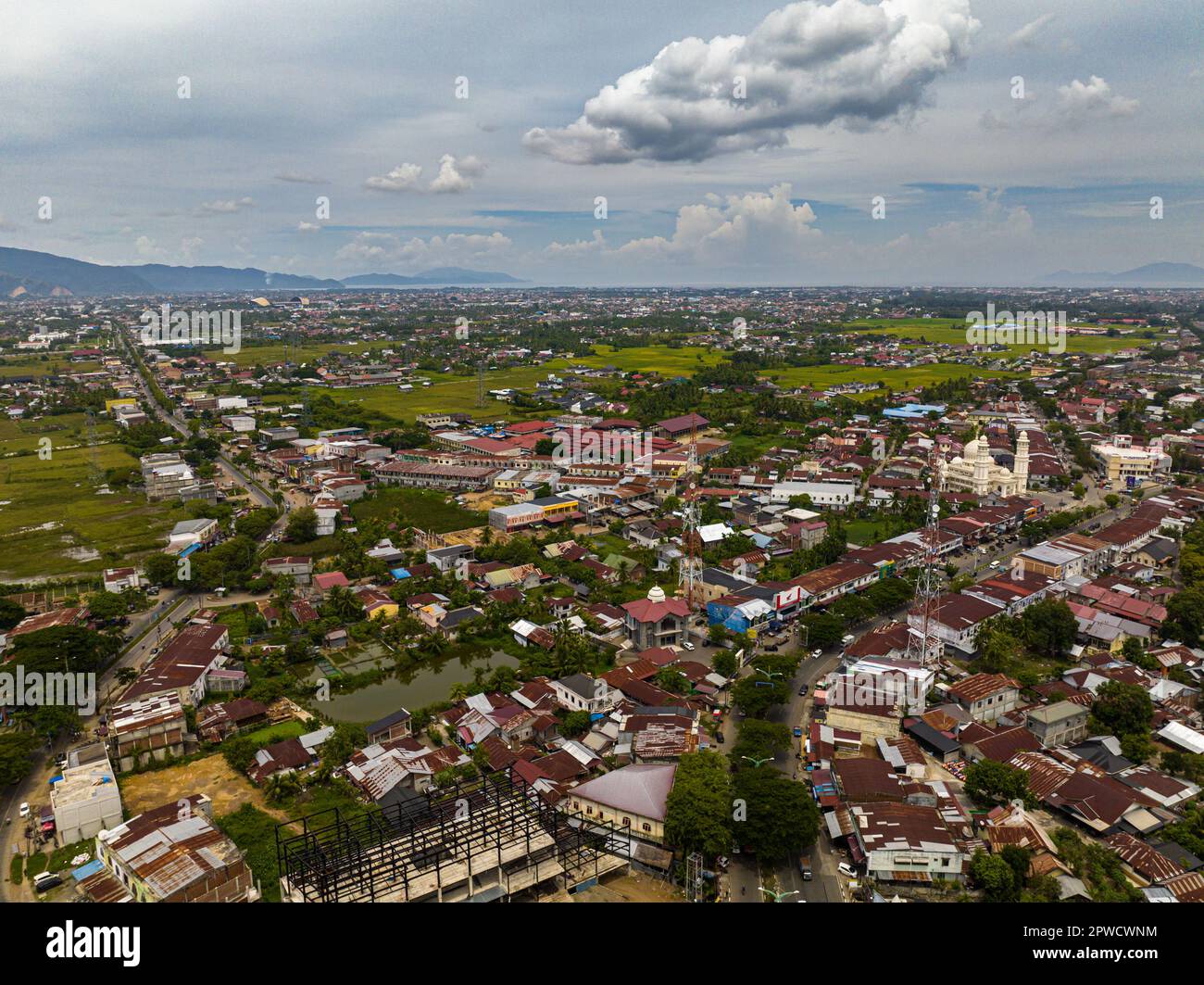 Vue aérienne de la ville de Banda Aceh avec les quartiers résidentiels et les maisons. Sumatra, Indonésie. Banque D'Images