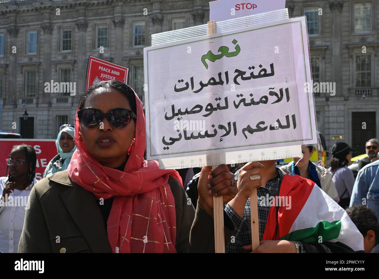 Londres, Royaume-Uni. 29th avril 2023. Les manifestations du mouvement révolutionnaire soudanais exigent la fin de la guerre à Khartoum et du génocide au Darfour, ainsi que la fin du massacre de civils dans Downing Street. Chaque fois que nous entendons des gens crier et protester en faveur de la démocratie. Ce mot « démocratie » limite le chaos, la violence, la guerre et l'invasion de pays entiers. Les gens crient pour la démocratie comme s'ils voulaient fuir leur pays en premier ? Crédit : voir Li/Picture Capital/Alamy Live News Banque D'Images