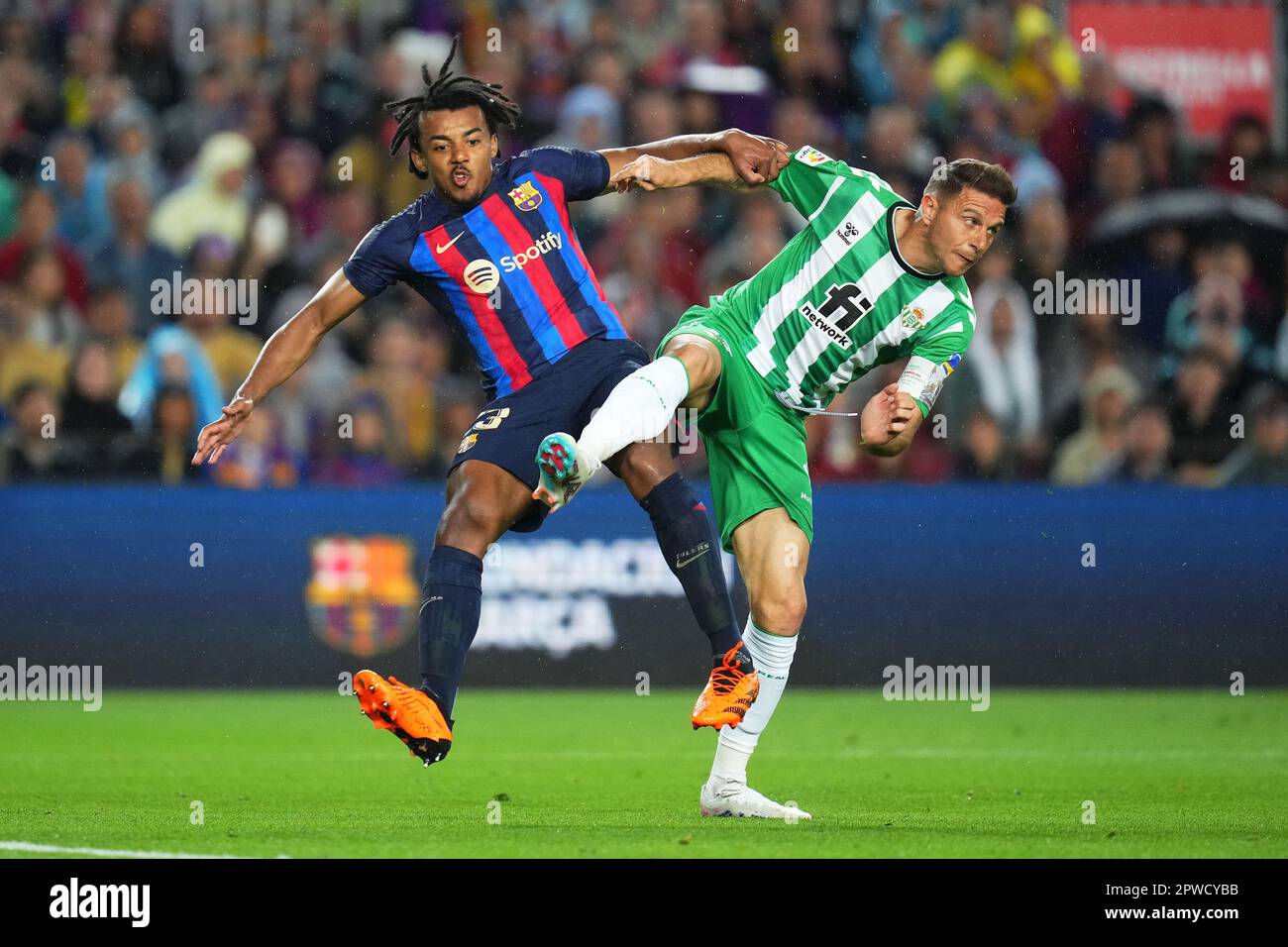 Joaquin Fernandez blessure pendant le match de la Liga entre le FC Barcelone et Real Betis joué au stade Spotify Camp Nou sur 29 avril 2023 à Barcelone, Espagne. (Photo de Sergio Ruiz / PRESSIN) Banque D'Images