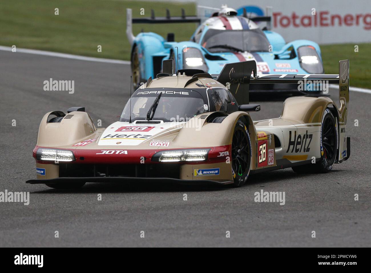 Stavelot, Belgique. 29th avril 2023. Hertz Team Jota Porche 963 voiture de course n° 38 (avant) de la catégorie Hypercar est vu pendant la course de 6 heures de Spa-Francorchamps, le troisième tour du Championnat mondial d'endurance (WEC) 2023 de la FIA au circuit de Spa-Francorchamps à Stavelot, Belgique, 29 avril 2023. Credit: Zheng Huansong/Xinhua/Alay Live News Banque D'Images