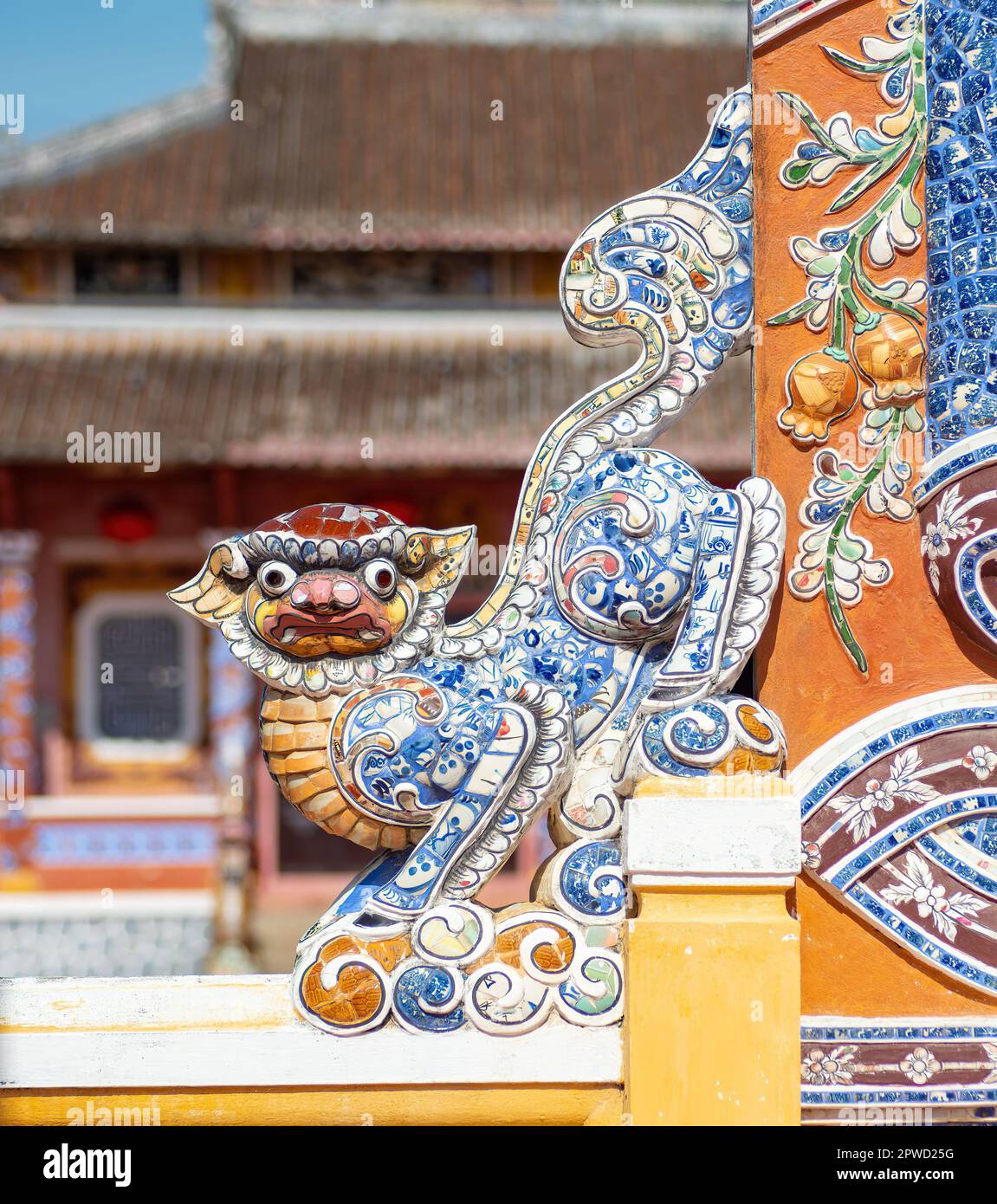 Ornement de détail, un singe mythologique décoré de pièces de porcelaine, au Temple Van Mieu à Hoi an, province de Quang Nam, Vietnam. La vieille ville Banque D'Images