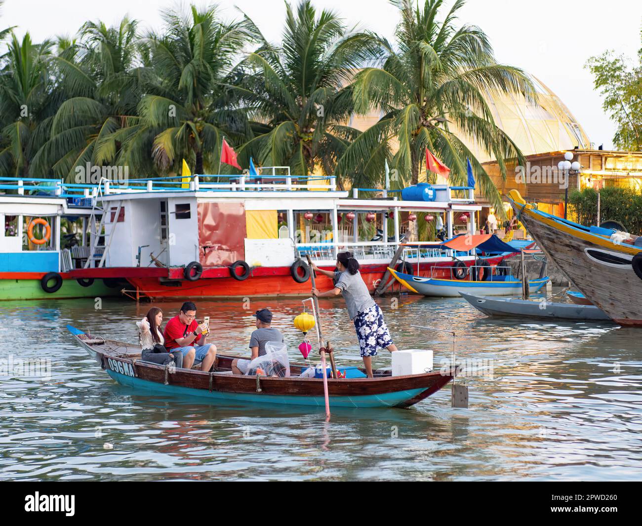 Touristes en bateau sur la rivière Thu bon à Hoi an, province de Quang Nam, Vietnam. La vieille ville de Hoi an est un site du patrimoine mondial, et célèbre pour son puits p Banque D'Images