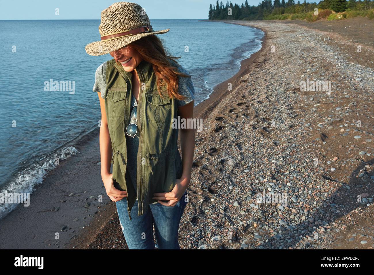 Je ne résiste pas à l'extérieur. une jeune femme attrayante profitant d'une promenade au bord du lac. Banque D'Images