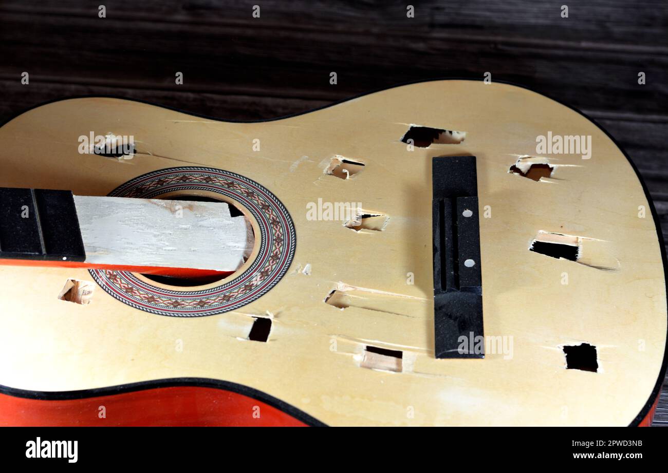Broken instrument Banque de photographies et d’images à haute