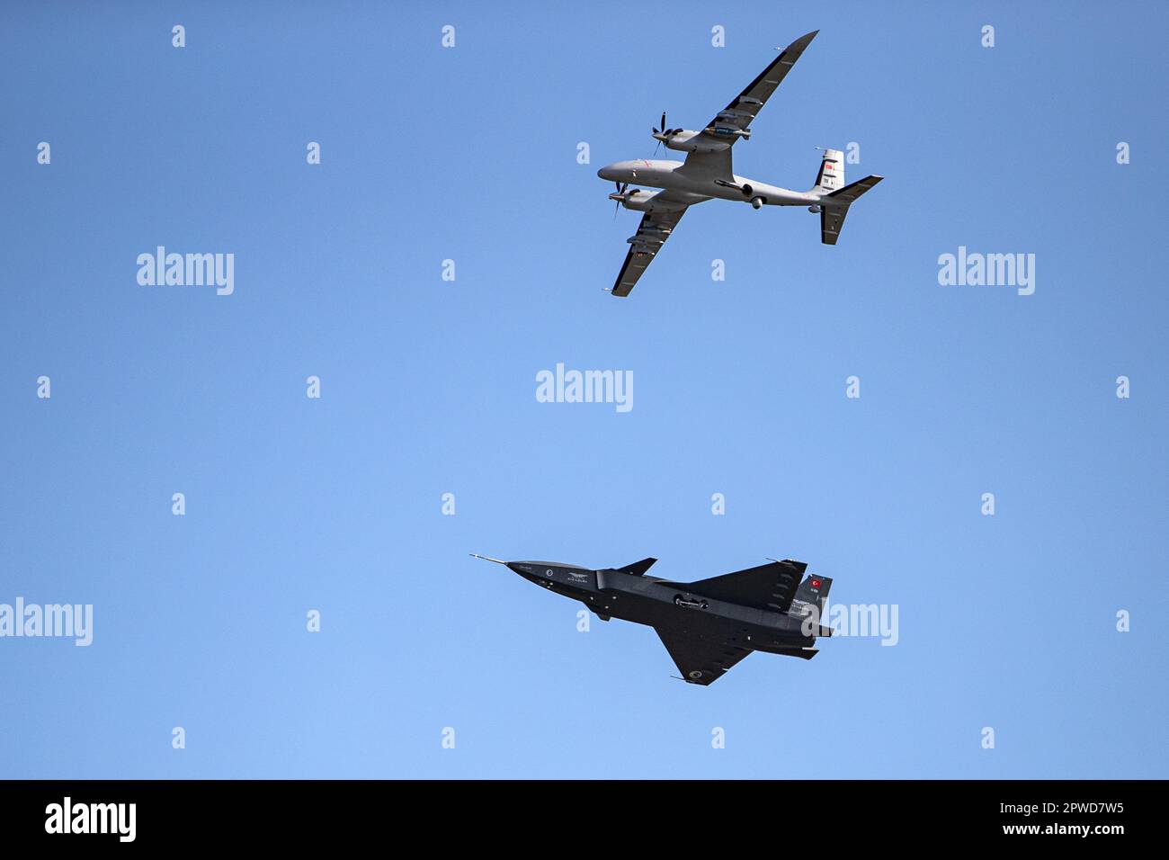 Istanbul, Turquie. 28th avril 2023. Bayraktar Kizilelma (L), le chasseur turc sans pilote et Bayraktar Akinci (R), un véhicule aérien de combat sans pilote (TIHA), effectuent un vol de formation pendant le festival. Le plus grand festival de l'aviation, de l'espace et de la technologie au monde à TEKNOFEST sera ouvert aux visiteurs entre 27 avril et 1 mai à l'aéroport Ataturk. Diverses activités, compétitions et spectacles aériens sont d'un grand intérêt. (Photo par Onur Dogman/SOPA Images/Sipa USA) crédit: SIPA USA/Alay Live News Banque D'Images