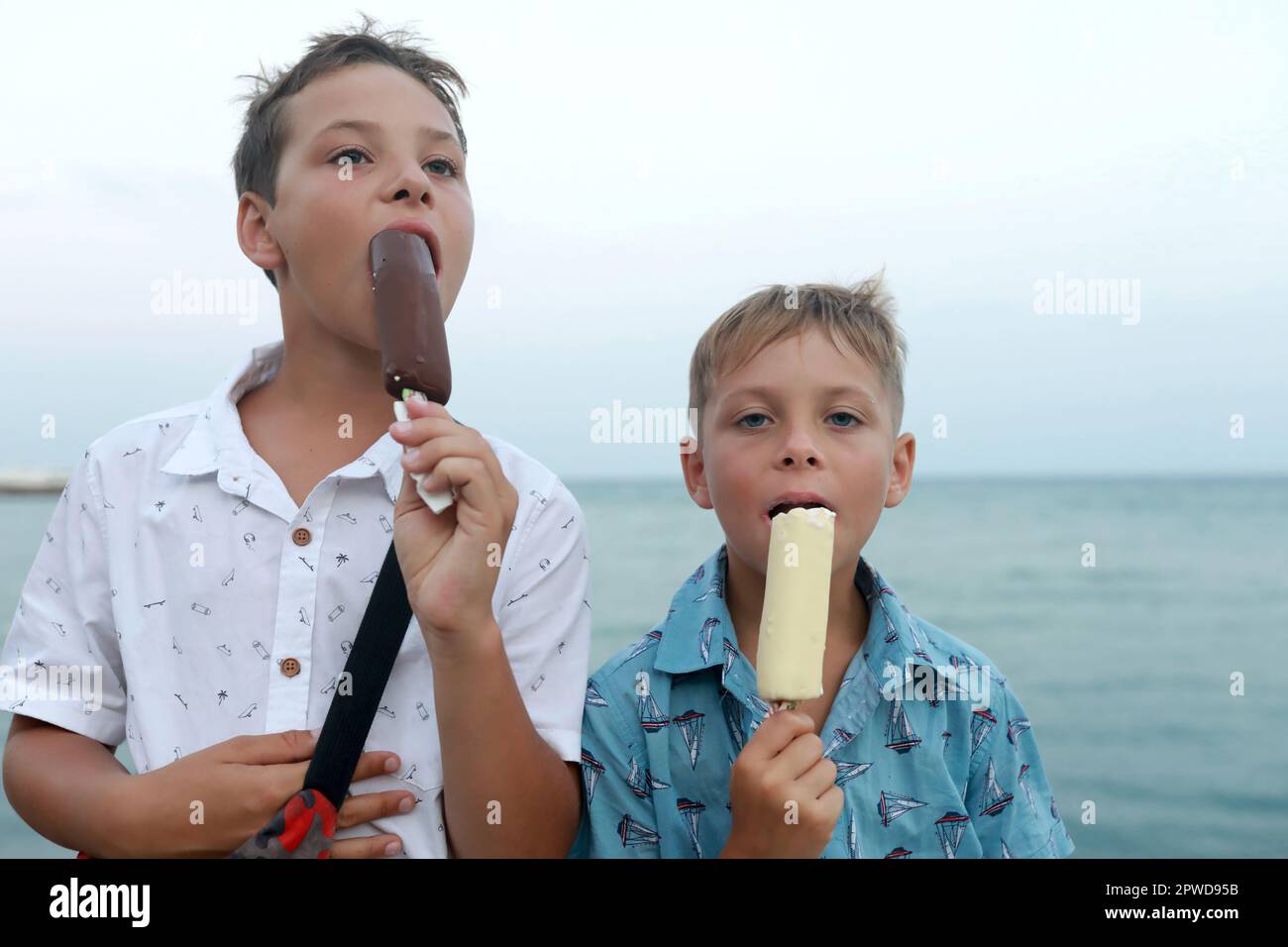 Deux frères mangeant de la glace sur le remblai de Yalta, Crimée Banque D'Images