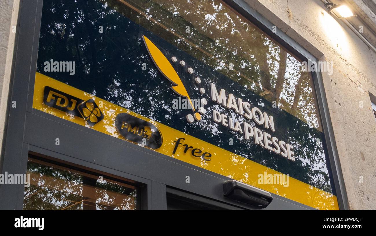 lyon , aura France - 04 24 2023 : maison de la presse façade logo marque de signe et texte pmu fdj boutique business kiosque journaux magazines snack Banque D'Images
