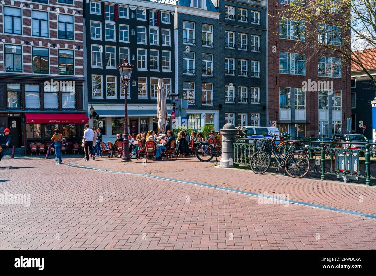 AMSTERDAM, PAYS-BAS - 17 AVRIL 2023 : vue sur la rue d'Amsterdam, capitale des pays-Bas connue pour son réseau de canaux élaboré, ses maisons étroites et ses pistes cyclables Banque D'Images
