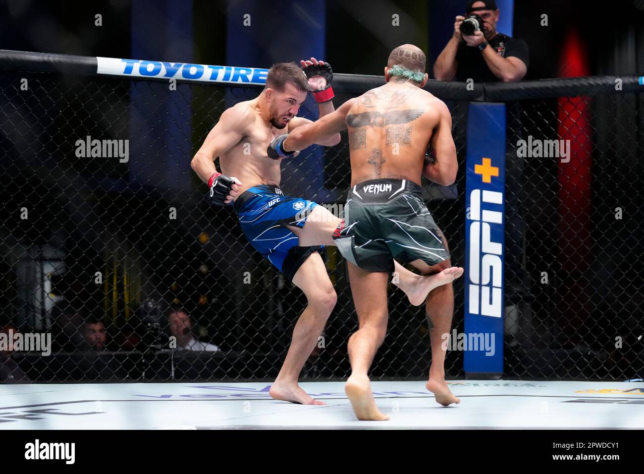 LAS VEGAS, NV - 29 avril: (G-D) Cody Durden lance le combat de Charles Johnson dans un combat de poids-mouche à UFC Apex pour la nuit de combat UFC - Song v Simon on 29 avril 2023 à Las Vegas, NV, États-Unis. (Photo de Louis Grasse/PxImages) Banque D'Images