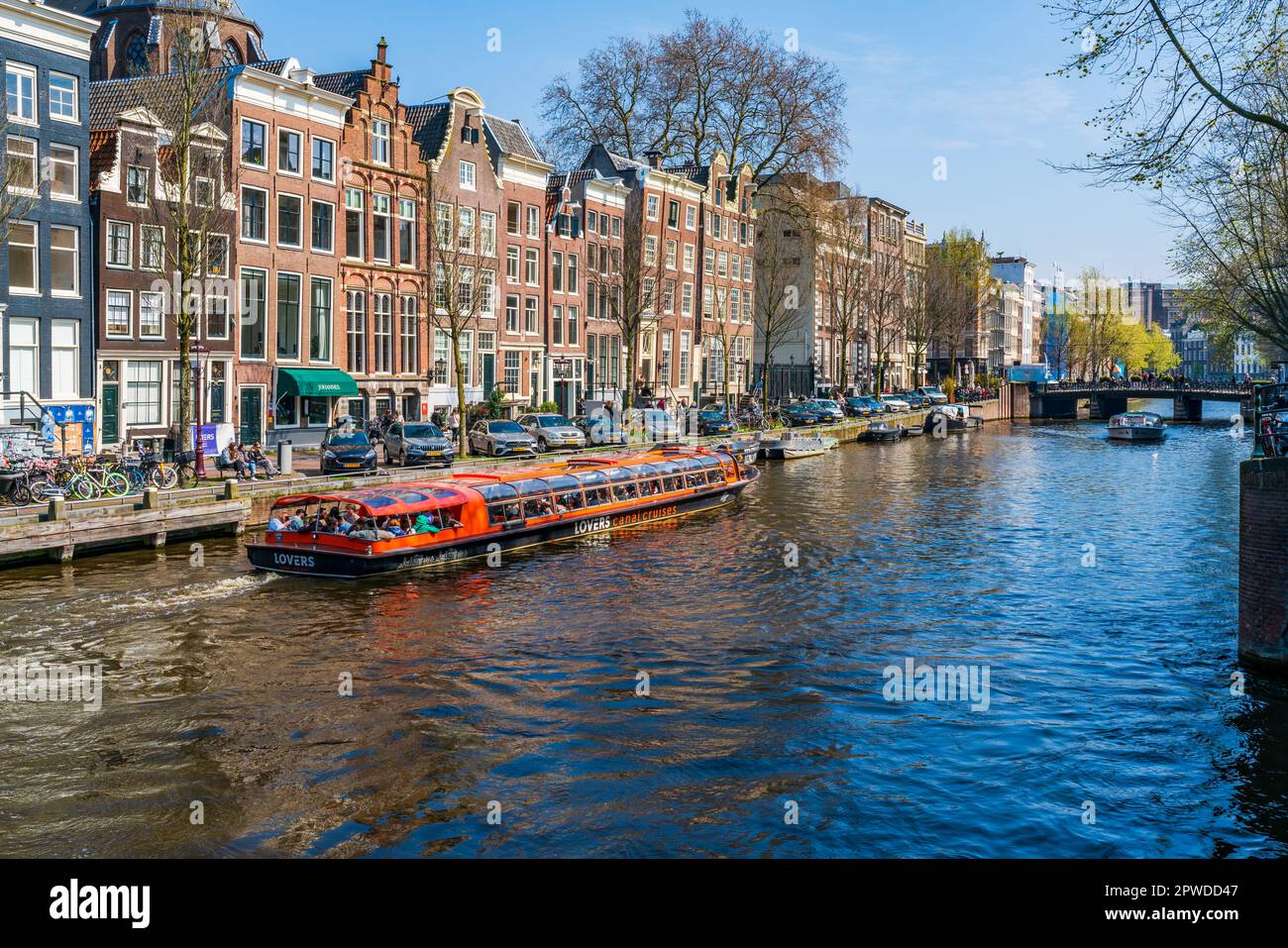 AMSTERDAM, HOLLANDE - 17 AVRIL 2023 : les Toursts profitent d'une excursion en bateau le long d'un canal à Amsterdam, capitale des pays-Bas Banque D'Images