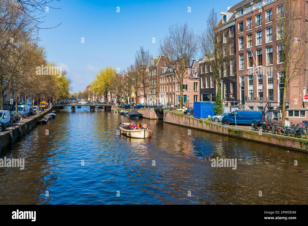 AMSTERDAM, HOLLANDE - 17 AVRIL 2023 : les Toursts profitent d'une excursion en bateau le long d'un canal à Amsterdam, capitale des pays-Bas Banque D'Images