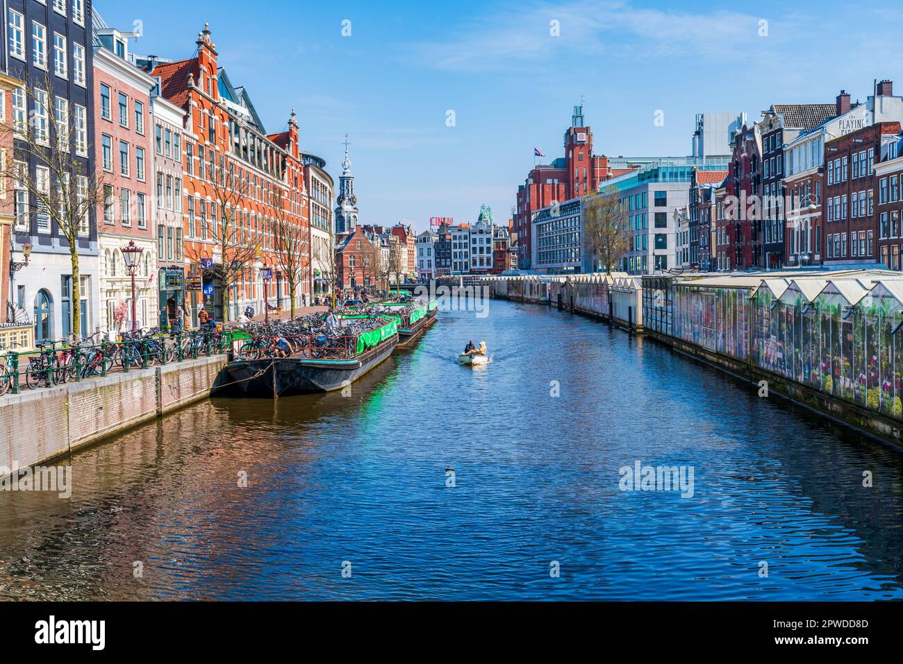 AMSTERDAM, PAYS-BAS - 17 AVRIL 2023 : vue sur un canal à Amsterdam, capitale des pays-Bas connue pour son réseau de canaux élaboré, ses maisons étroites et ses pistes cyclables Banque D'Images