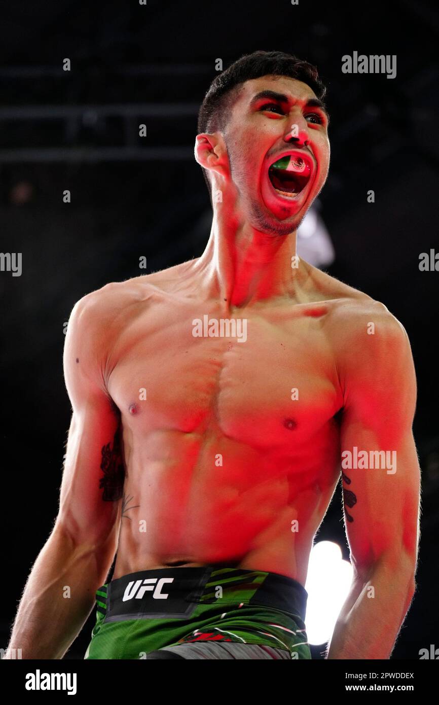 LAS VEGAS, NV - 29 avril : Fernando Padilla célèbre sa victoire dans un combat de poids de Featherweight à l'UFC Apex pour la soirée de combat de l'UFC - Song v Simon sur 29 avril 2023 à Las Vegas, NV, États-Unis. (Photo de Louis Grasse/PxImages) Banque D'Images