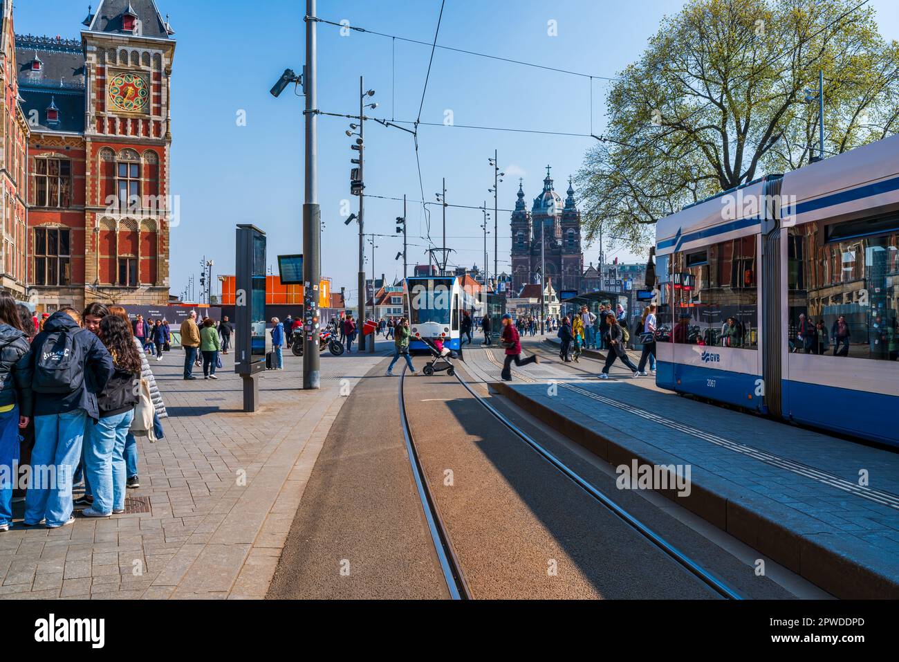 AMSTERDAM, PAYS-BAS - 17 AVRIL 2023 : vue sur la rue d'Amsterdam, capitale des pays-Bas connue pour son réseau de canaux élaboré, ses maisons étroites et ses pistes cyclables Banque D'Images