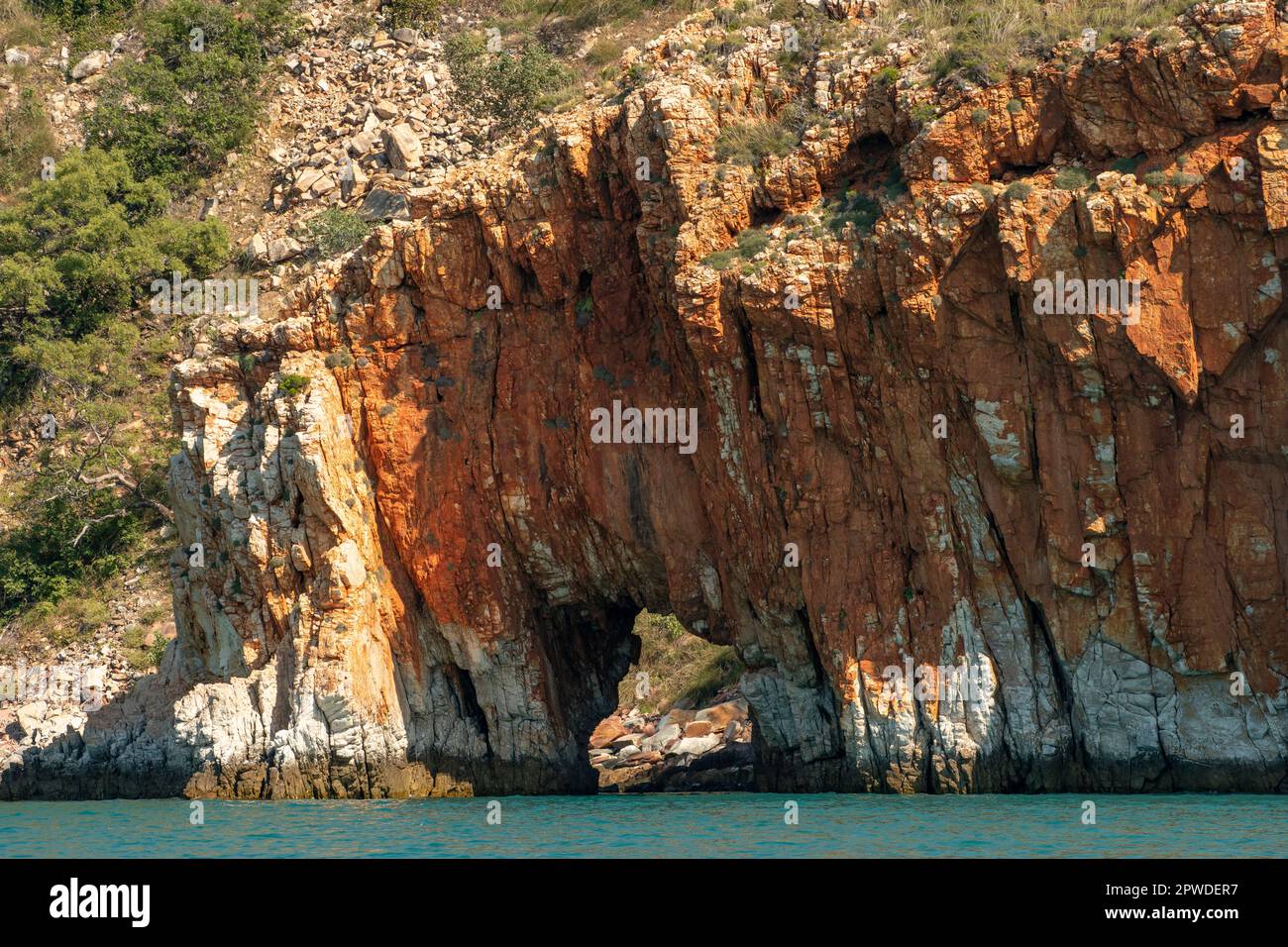 Arch dans Sandstone Cliff, Yampi Sound, Kimberley Coast, Australie occidentale Banque D'Images