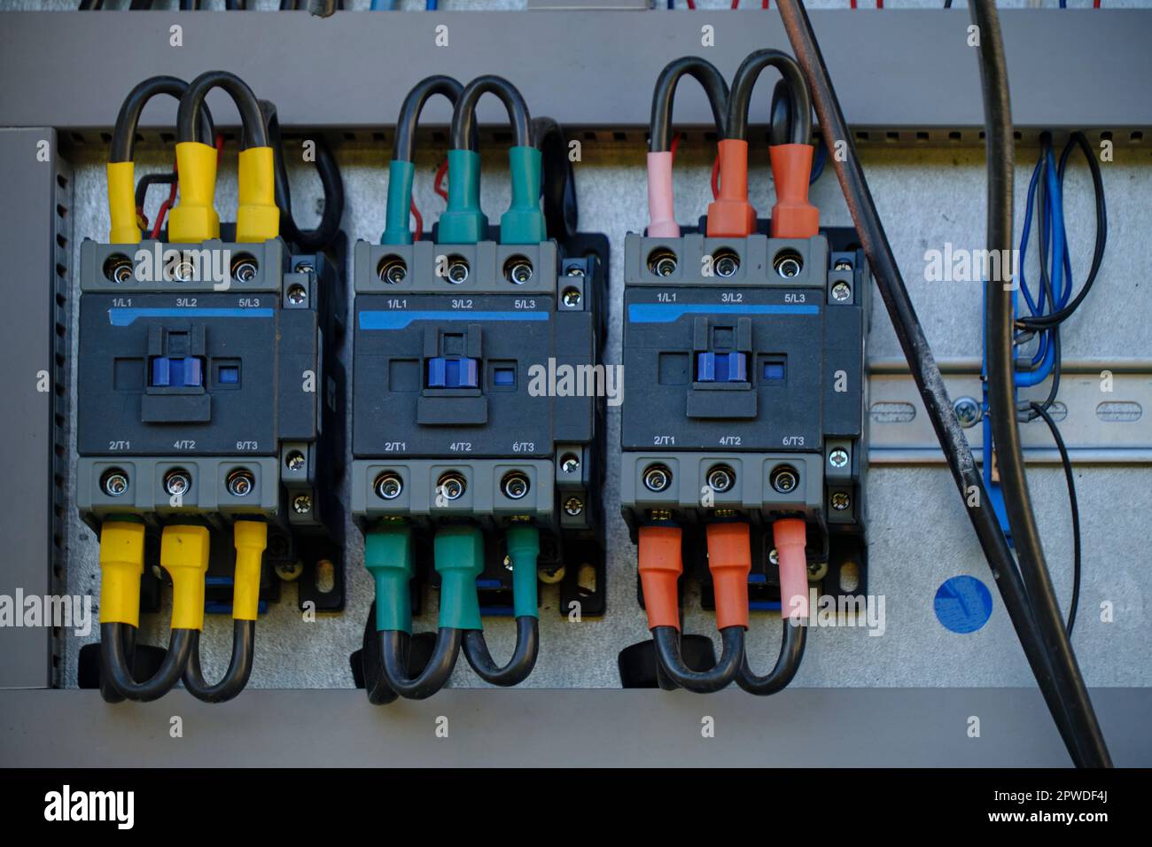 Commutateurs électriques avec tableau électrique de fils Banque D'Images
