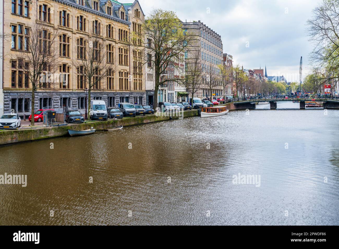AMSTERDAM, PAYS-BAS - 18 AVRIL 2023 : vue sur un canal à Amsterdam, capitale des pays-Bas connue pour son réseau de canaux élaboré, ses maisons étroites et ses pistes cyclables Banque D'Images