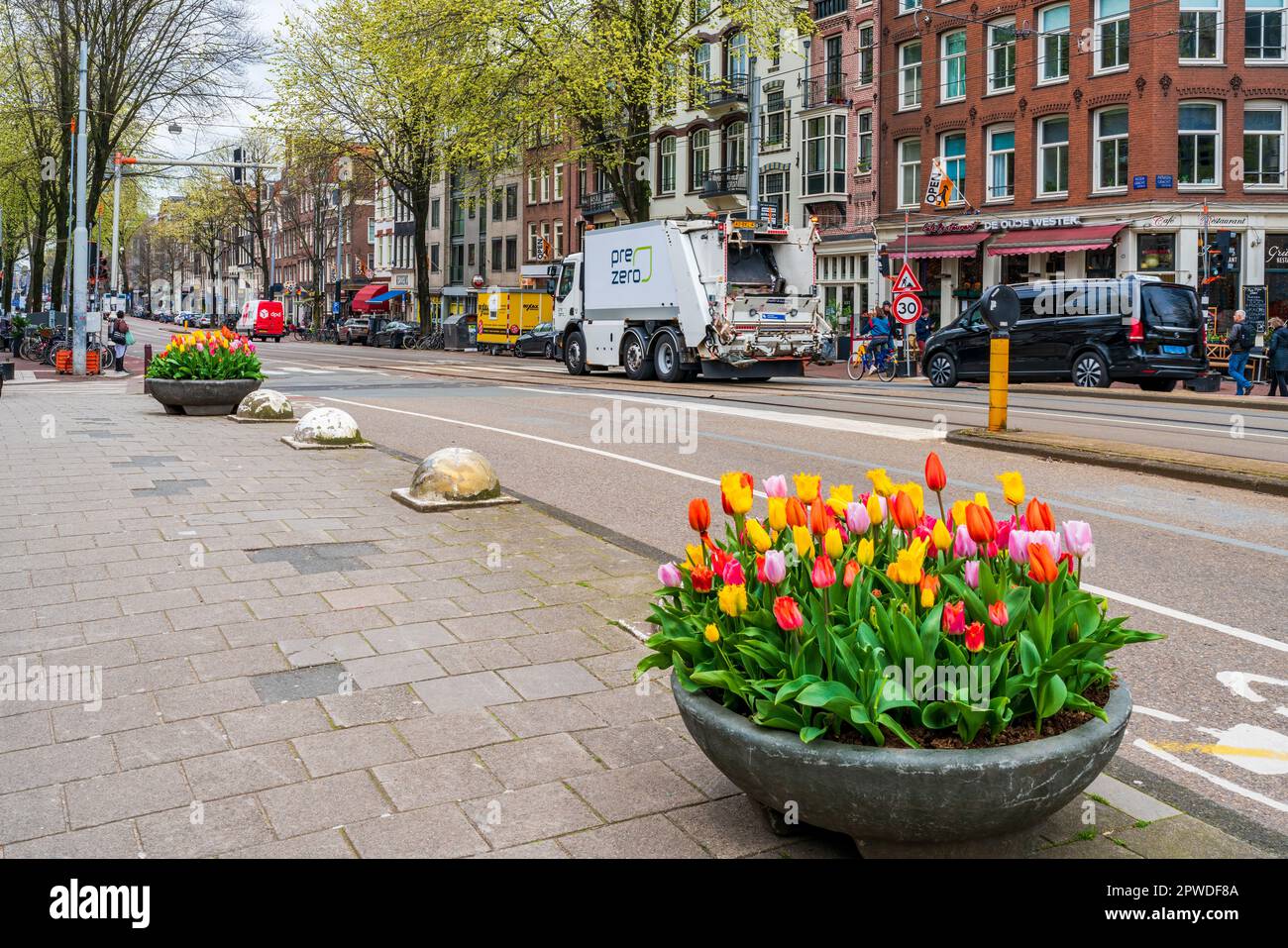 AMSTERDAM, PAYS-BAS - 17 AVRIL 2023 : vue sur la rue d'Amsterdam, capitale néerlandaise dynamique connue pour son système de canaux, ses maisons étroites et ses pistes cyclables Banque D'Images