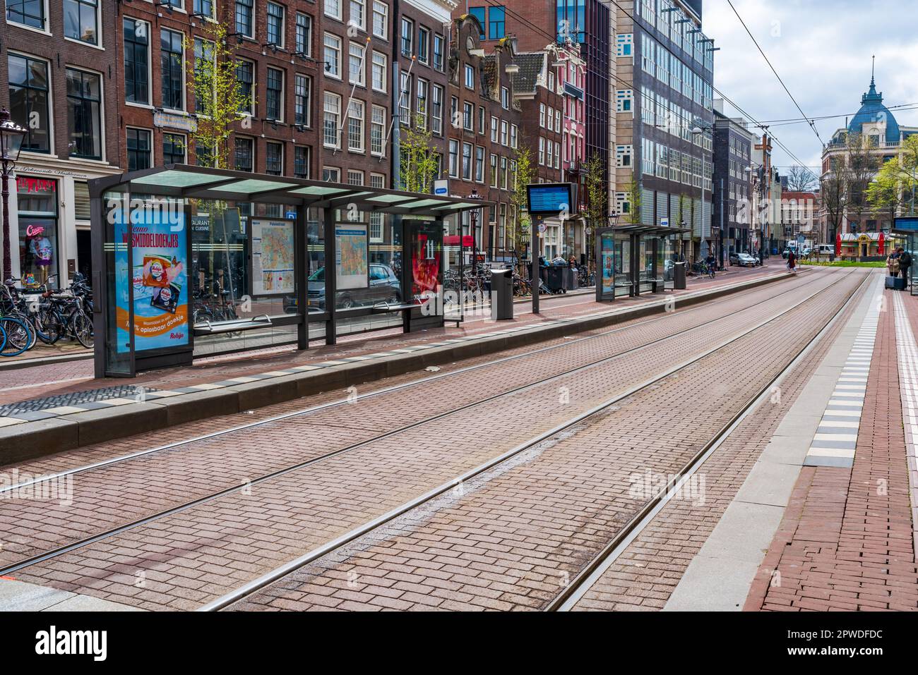 AMSTERDAM, PAYS-BAS - 17 AVRIL 2023 : vue sur la rue d'Amsterdam, capitale néerlandaise dynamique connue pour son système de canaux, ses maisons étroites et ses pistes cyclables Banque D'Images