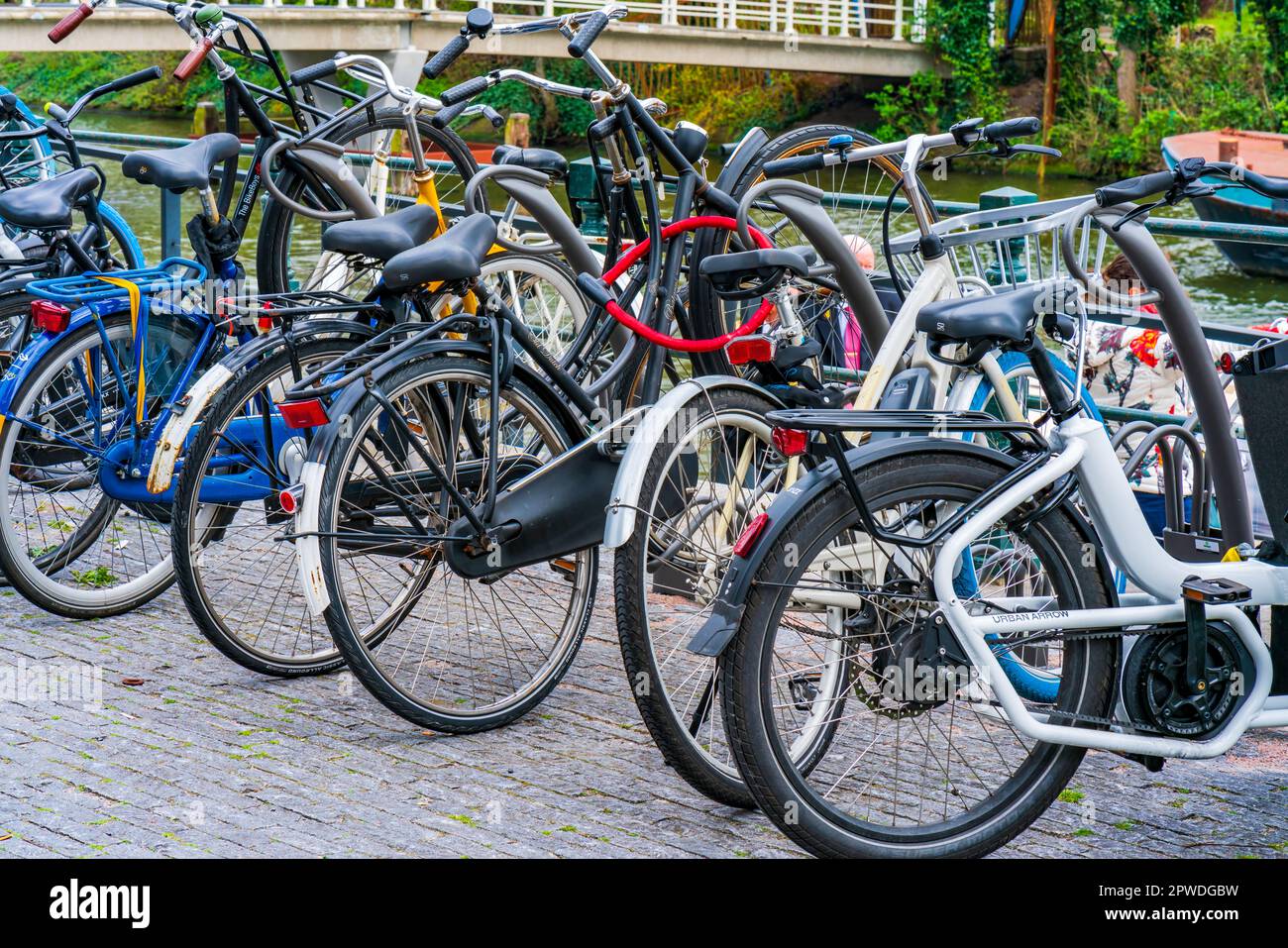 AMSTERDAM, HOLLANDE - 18 AVRIL 2023 : vélos garés sur un trottoir à Amsterdam. Le vélo est un moyen très populaire de se déplacer dans la capitale Banque D'Images