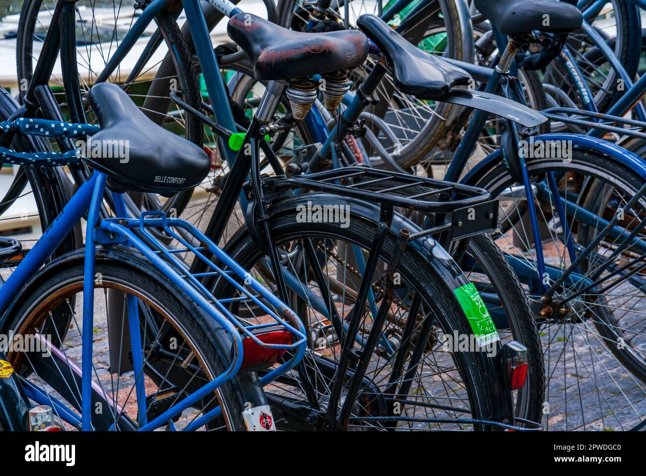AMSTERDAM, HOLLANDE - 18 AVRIL 2023 : vélos garés sur un trottoir à Amsterdam. Le vélo est un moyen très populaire de se déplacer dans la capitale Banque D'Images