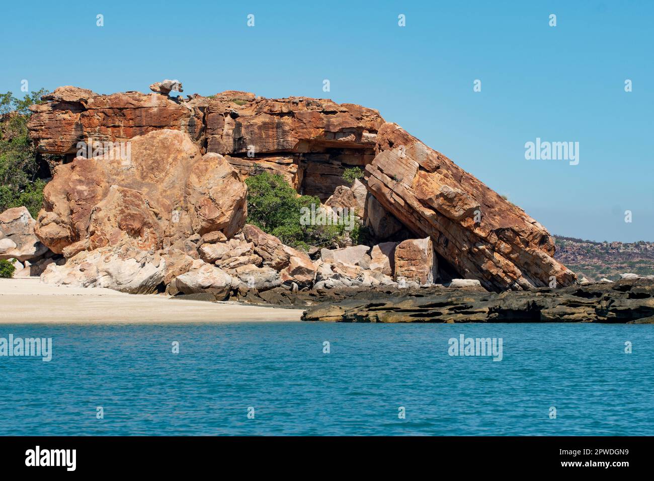 Sandstone Rocks and Beach à Wollaston Bay, Kimberley Coast, Australie occidentale Banque D'Images