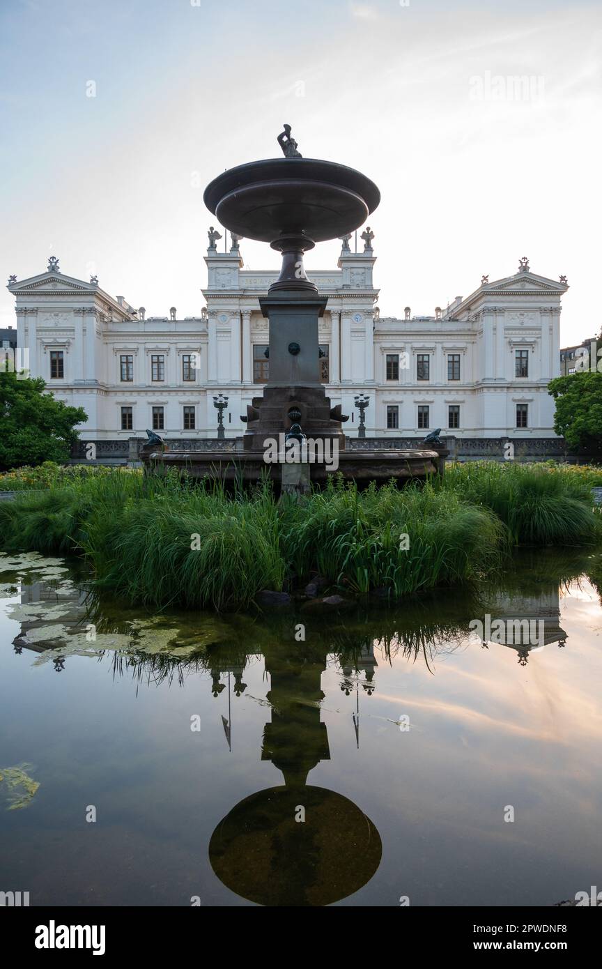 Bâtiment universitaire Lund avec fontaine devant pendant la soirée d'été Banque D'Images